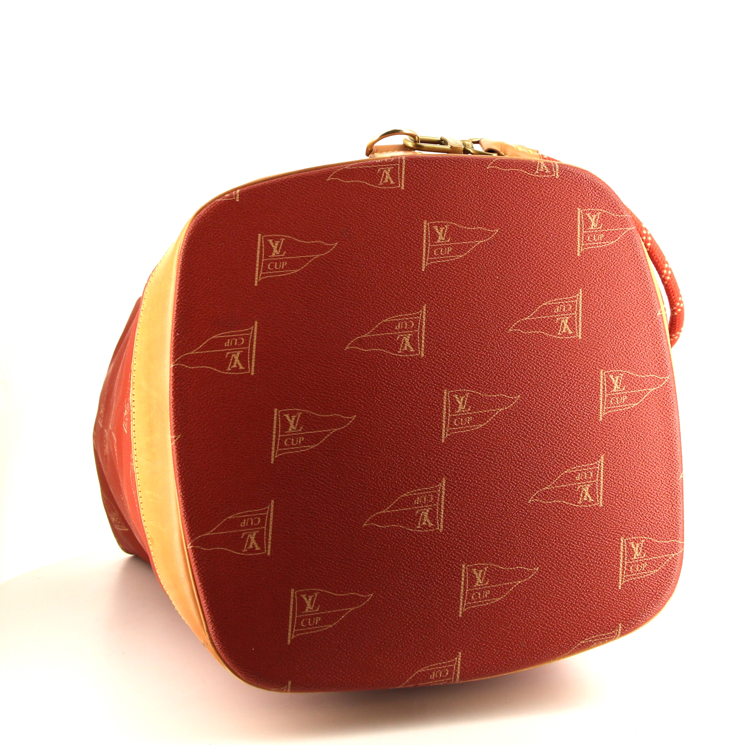 Bolsa de viaje Louis Vuitton America's Cup en lona monogram roja y cuero natural - Detail D4