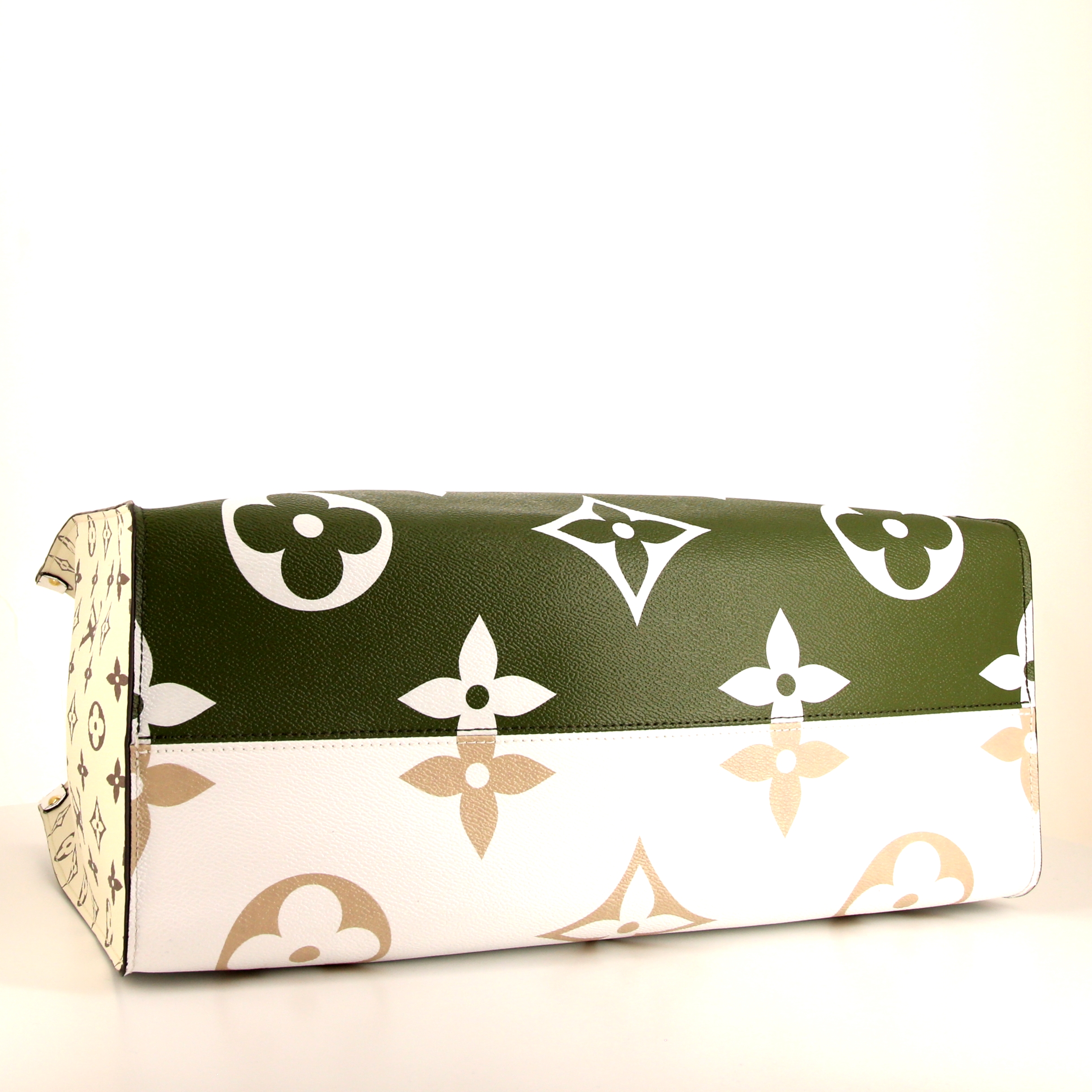 Louis Vuitton Onthego large model shopping bag in white and khaki two tones monogram canvas - Detail D5