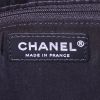 Sac cabas Chanel Grand Shopping en cuir matelassé chevrons noir - Detail D4 thumbnail