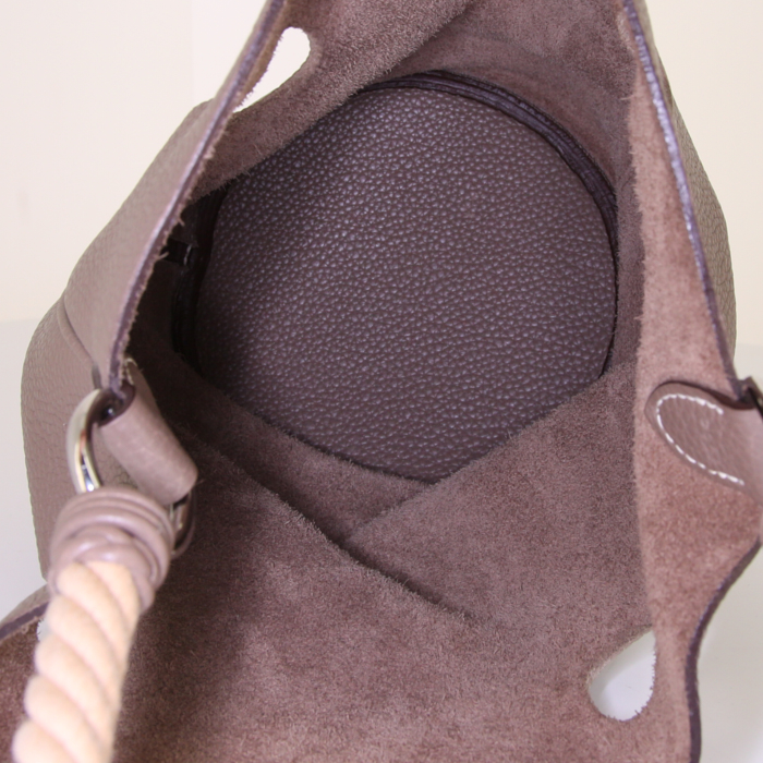 Bolso Cabás Hermes Mangeoire en cuero togo marrón etoupe - Detail D2