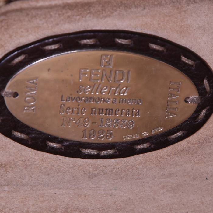 Bolso de mano Fendi Baguette en piel de pitón beige y cuero marrón - Detail D3