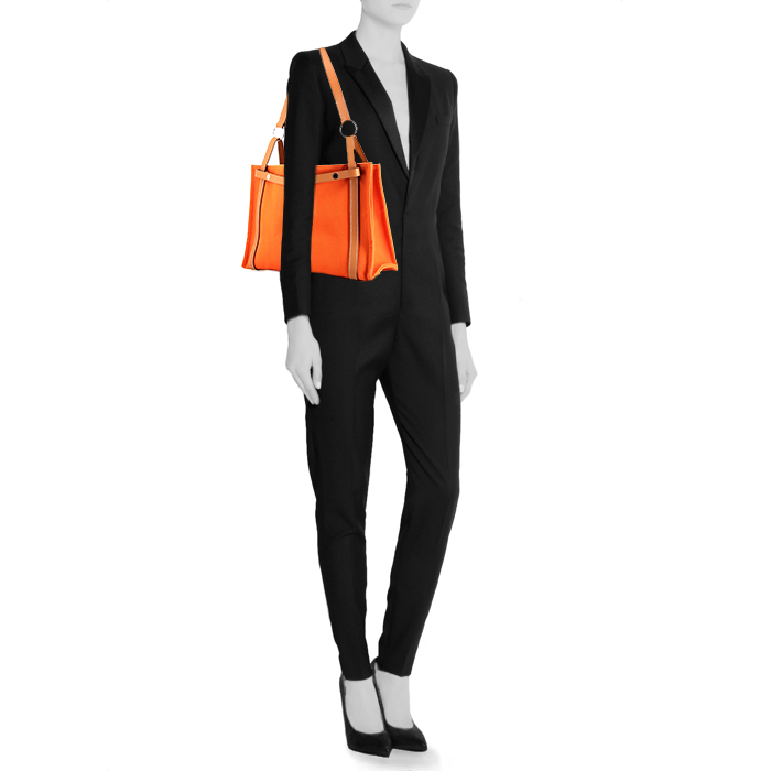Hermès Cabalicol shopping bag in orange canvas and gold leather - Detail D2
