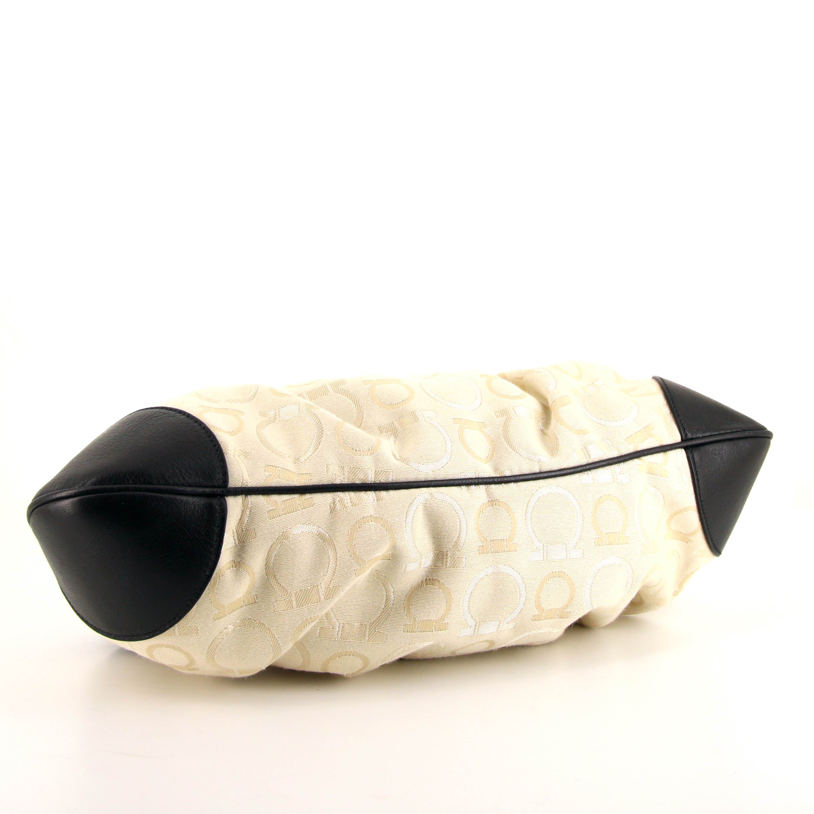 Sac à main Salvatore Ferragamo Gancini en toile monogram beige et cuir noir - Detail D4