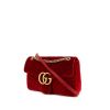 Sac bandoulière Gucci GG Marmont moyen modèle en velours matelassé rouge et cuir rouge - 00pp thumbnail