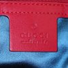 Sac bandoulière Gucci GG Marmont moyen modèle en velours matelassé rouge et cuir rouge - Detail D4 thumbnail
