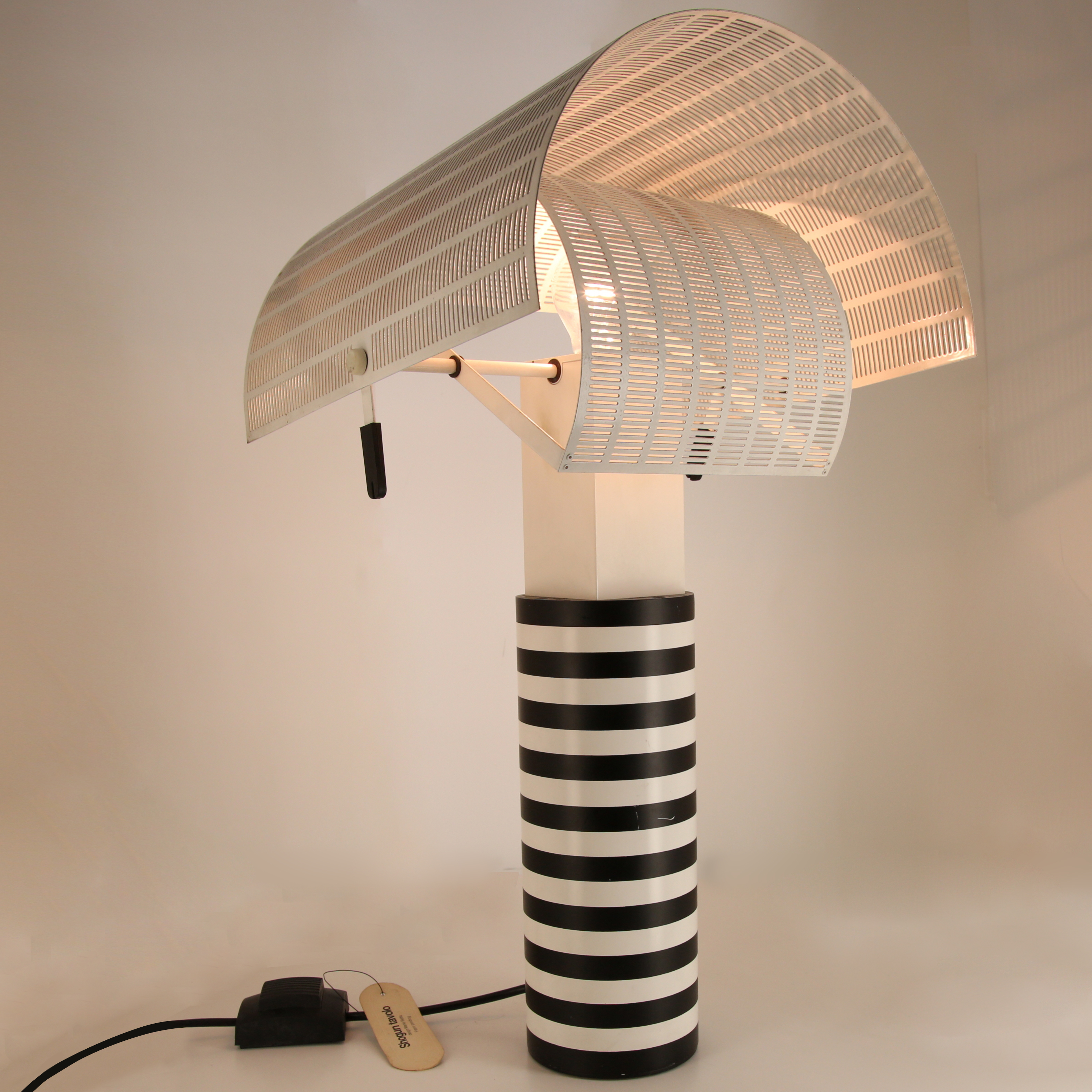 Mario Botta, lampe de table "Shogun", en métal émaillé blanc et noir et tôle d'acier perforé laqué blanc, édition Artemide, création de 1986, édition des années 1990 - Detail D1