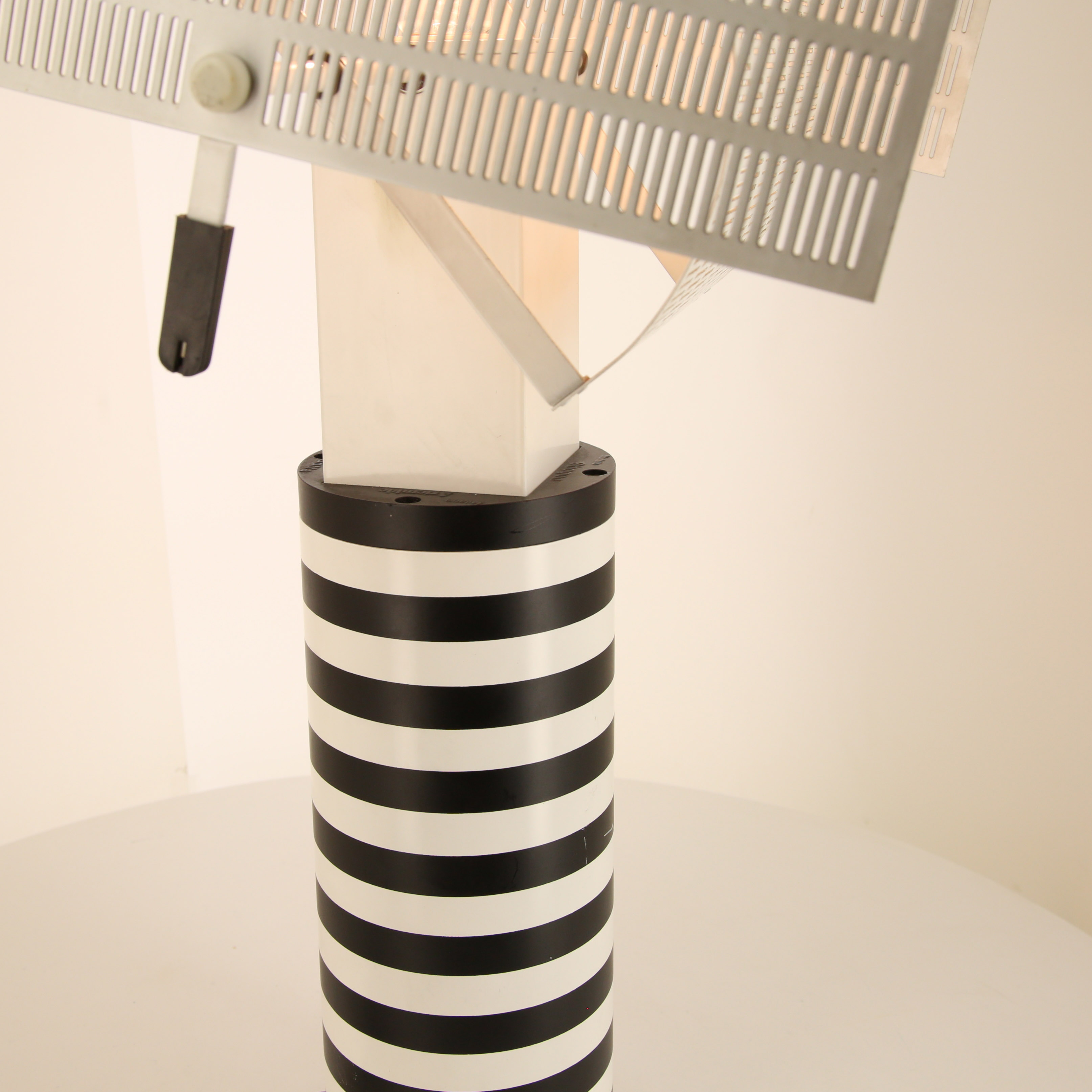 Mario Botta, lampe de table "Shogun", en métal émaillé blanc et noir et tôle d'acier perforé laqué blanc, édition Artemide, création de 1986, édition des années 1990
