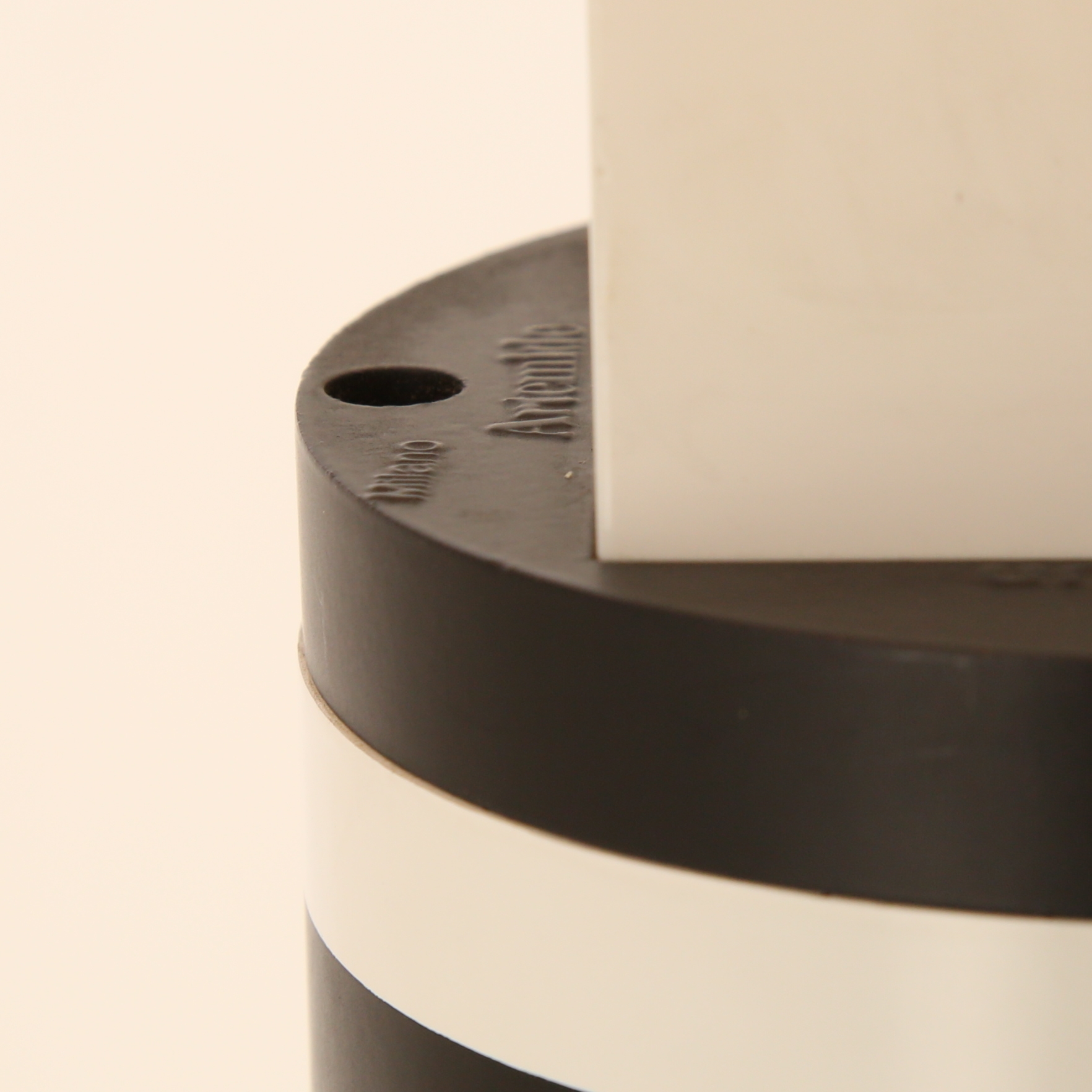 Mario Botta, lampe de table "Shogun", en métal émaillé blanc et noir et tôle d'acier perforé laqué blanc, édition Artemide, création de 1986, édition des années 1990 - Detail D3