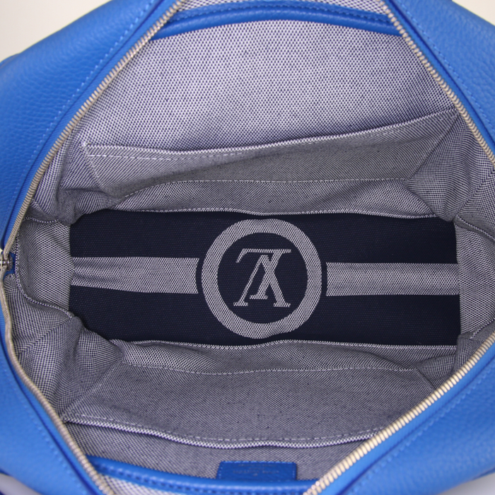 Louis Vuitton Dora bag in blue grained leather - Detail D3