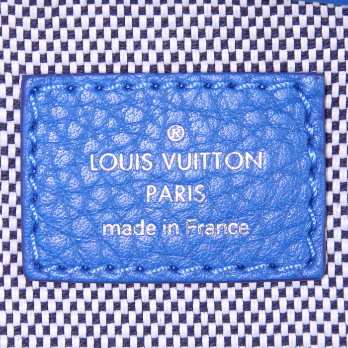 Louis Vuitton Dora bag in blue grained leather - Detail D4