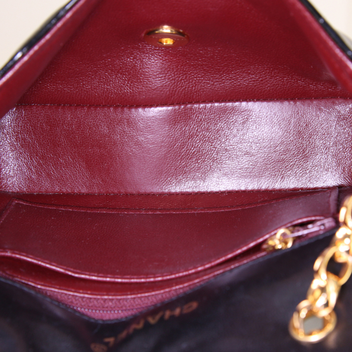Bolso bandolera Chanel Vintage pequeño en charol acolchado negro - Detail D2