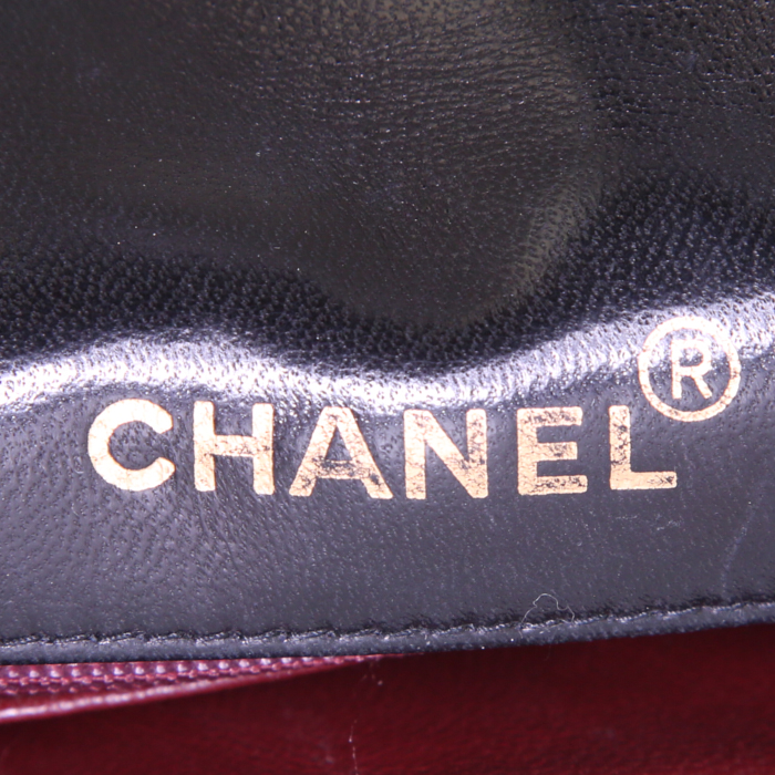 Bolso bandolera Chanel Vintage pequeño en charol acolchado negro - Detail D3