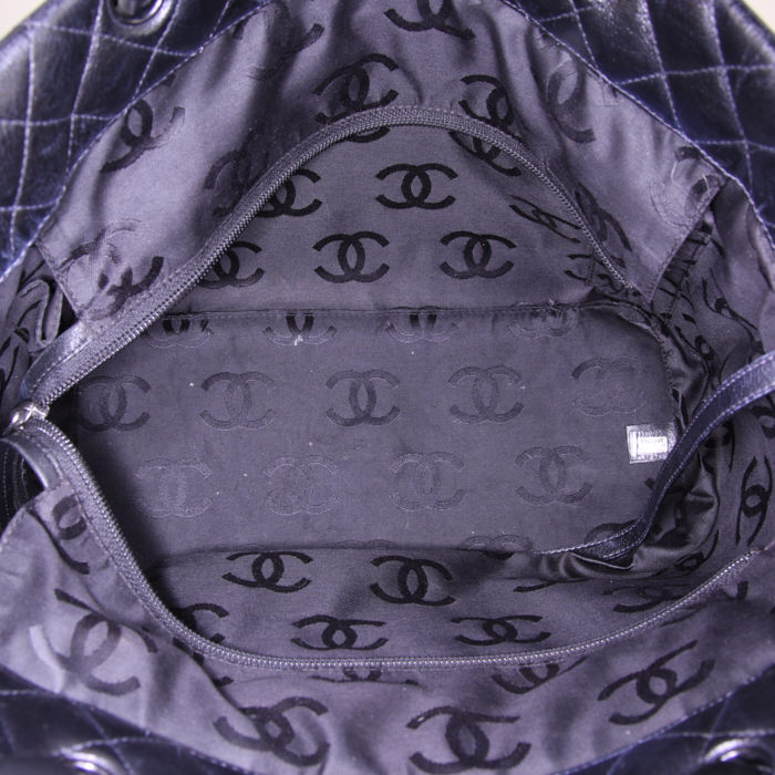Chanel Cambon shopping bag in black quilted leather - Detail D2