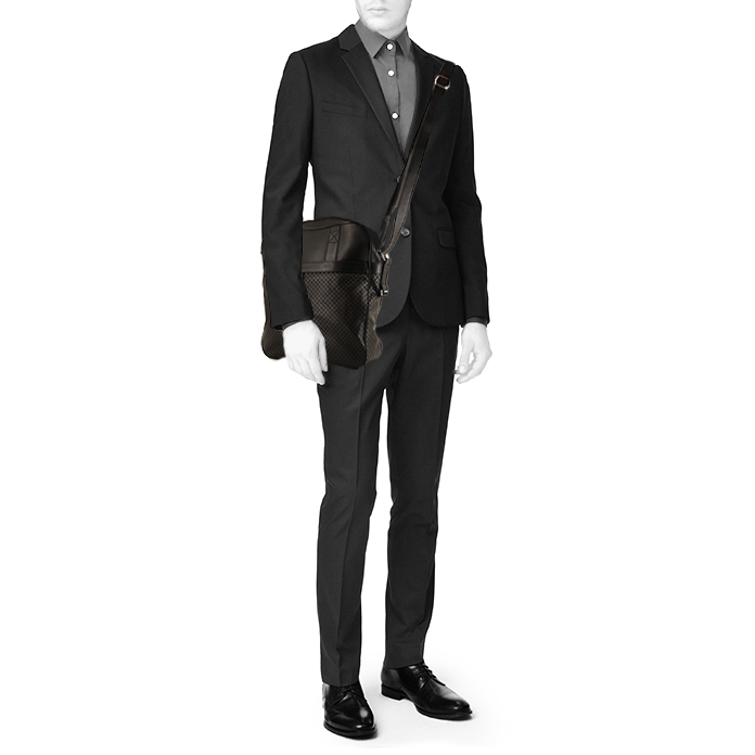 Sac bandoulière Dior en cuir noir - Detail D1