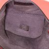 Bolso de mano Fendi Nano Baguette en cuero rosa - Detail D2 thumbnail