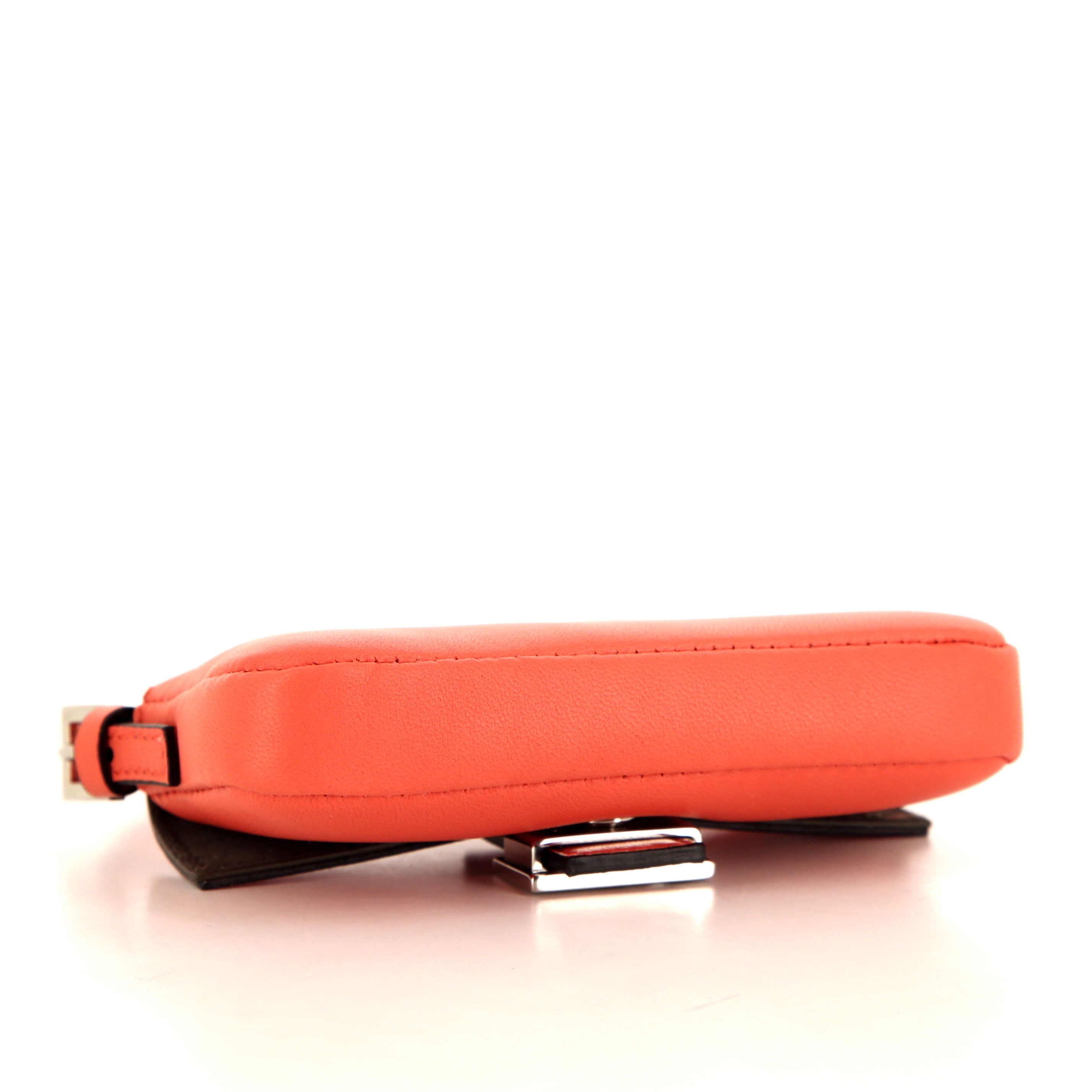 Sac à main Fendi Nano Baguette en cuir rose - Detail D4