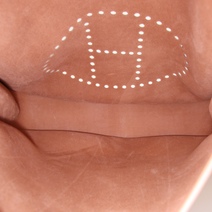 Bolso bandolera Hermes Evelyne modelo grande en cuero Courchevel beige - Detail D2