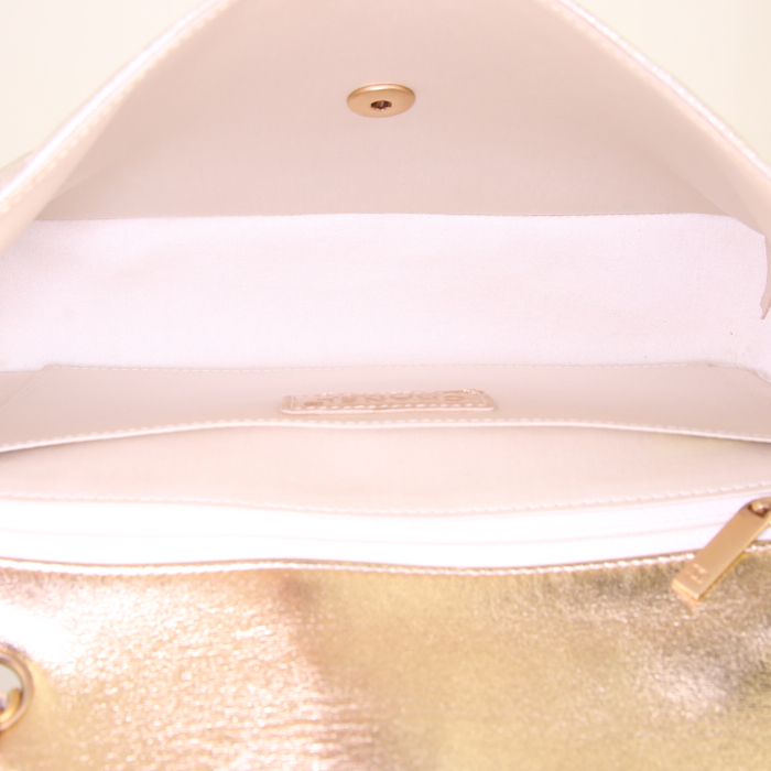 Sac à main Chanel Timeless en toile monogram dorée et beige - Detail D3