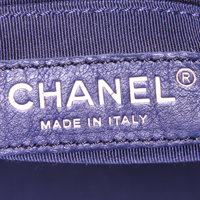Chanel CC Chain Bucket shopping bag in dark blue denim canvas - Detail D4