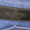 Bolso de mano Valentino Rockstud trapeze en denim azul - Detail D4 thumbnail
