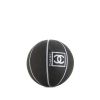 Chanel Editions Limitées, ballon de Basket et son pochon, en caoutchouc noir et blanc - 00pp thumbnail