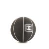 Chanel Editions Limitées, ballon de Basket et son pochon, en caoutchouc noir et blanc - 360 thumbnail