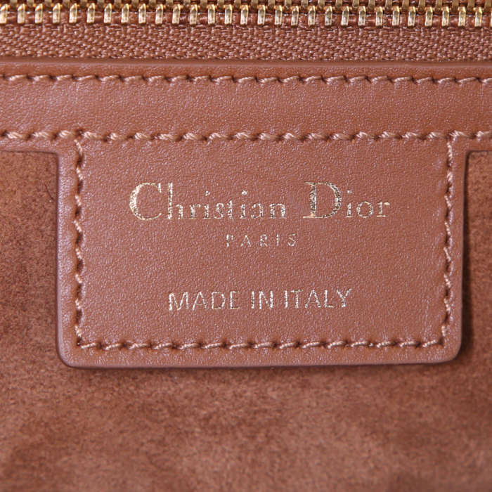 Sac cabas Dior Lady Dior grand modèle en cuir marron - Detail D4