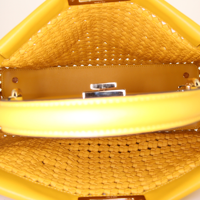 Bolso de mano Fendi Peekaboo en cuero trenzado amarillo - Detail D3