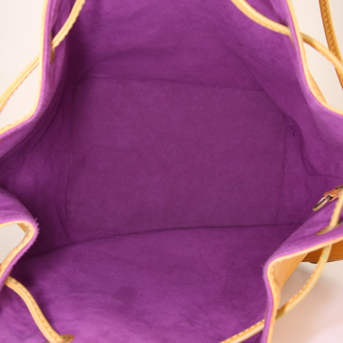 Sac cabas Louis Vuitton petit Noé petit modèle en cuir épi jaune - Detail D2