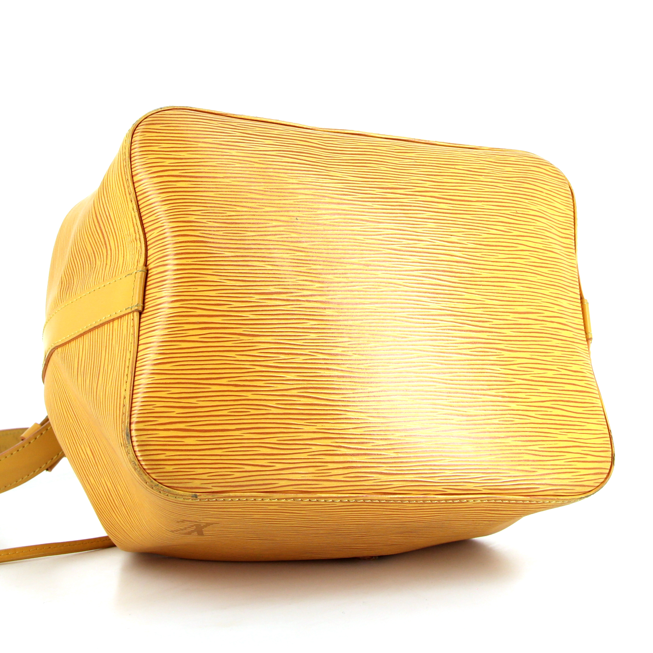 Sac cabas Louis Vuitton petit Noé petit modèle en cuir épi jaune - Detail D4