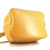 Bolso Cabás Louis Vuitton petit Noé modelo pequeño en cuero Epi amarillo - Detail D4 thumbnail