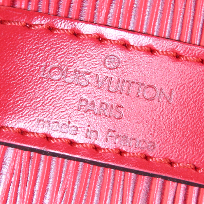Sac à main Louis Vuitton petit Noé petit modèle en cuir épi rouge - Detail D3