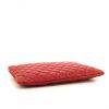 Bolsito de mano Chanel en cuero granulado acolchado rojo - Detail D4 thumbnail