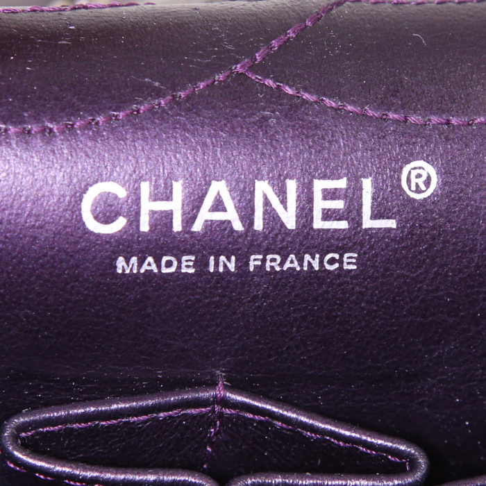Sac bandoulière Chanel 2.55 Maxi Jumbo en cuir matelassé violet-métallisé - Detail D4