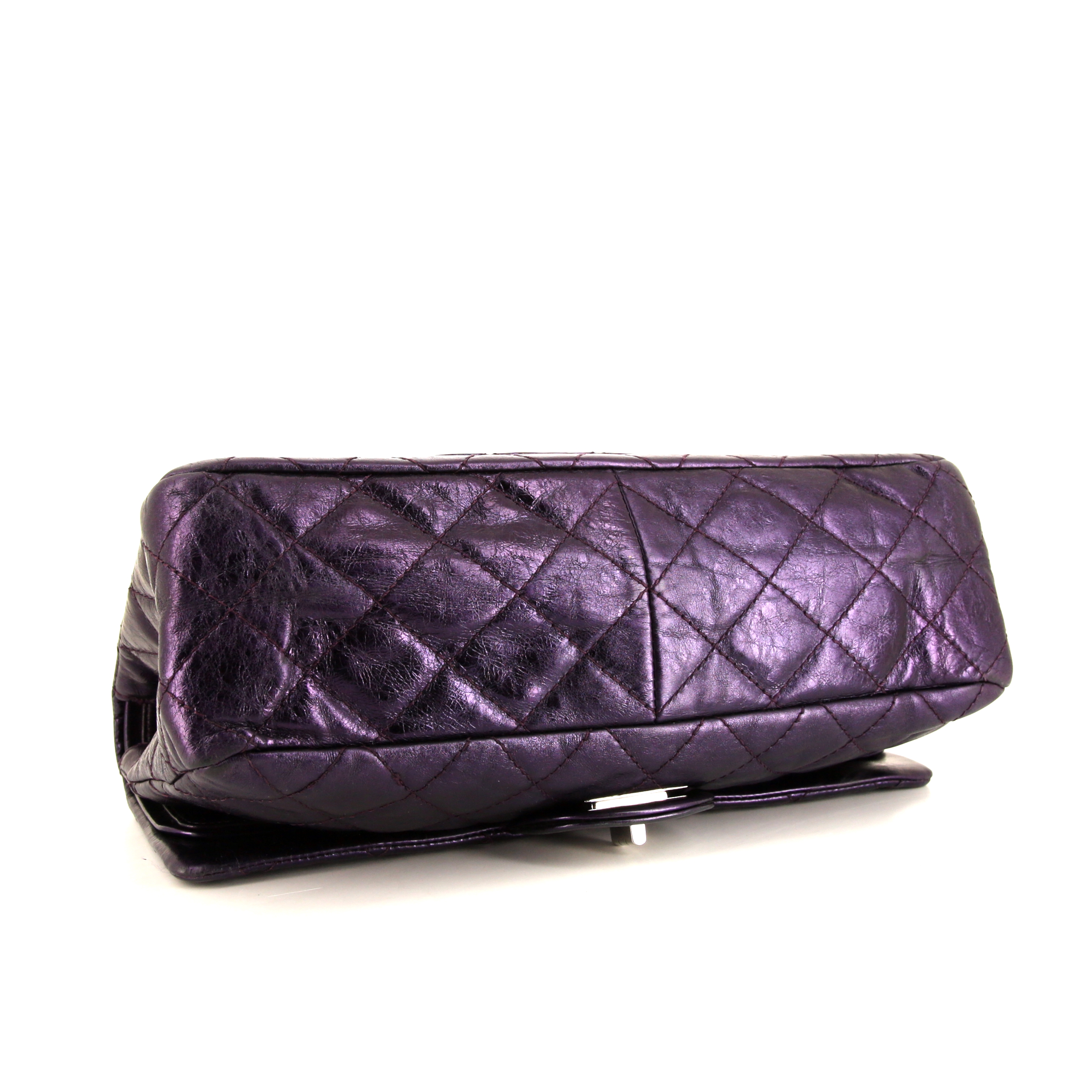 Bolso bandolera Chanel 2.55 Maxi Jumbo en cuero acolchado violeta - Detail D5