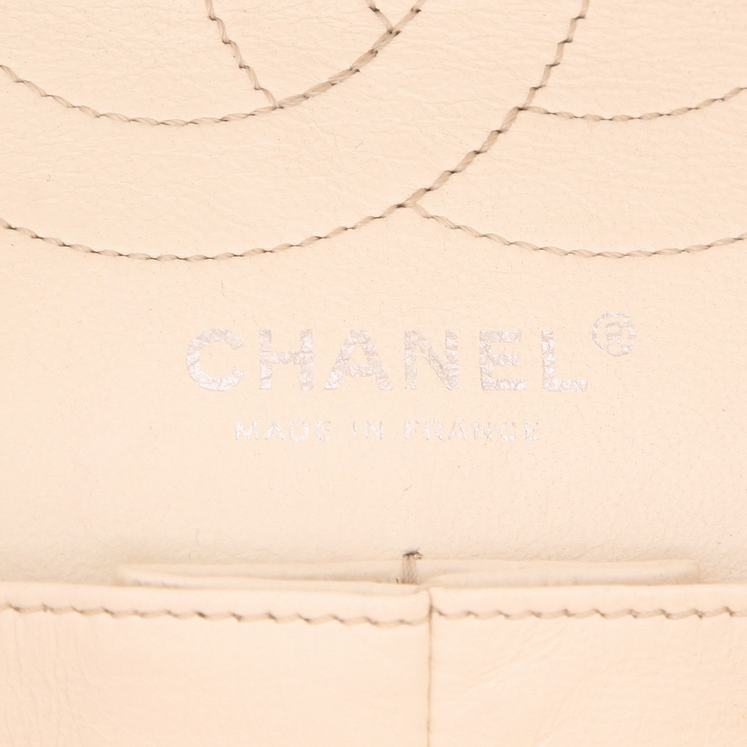 Bolso de mano Chanel 2.55 en cuero acolchado color crema - Detail D2