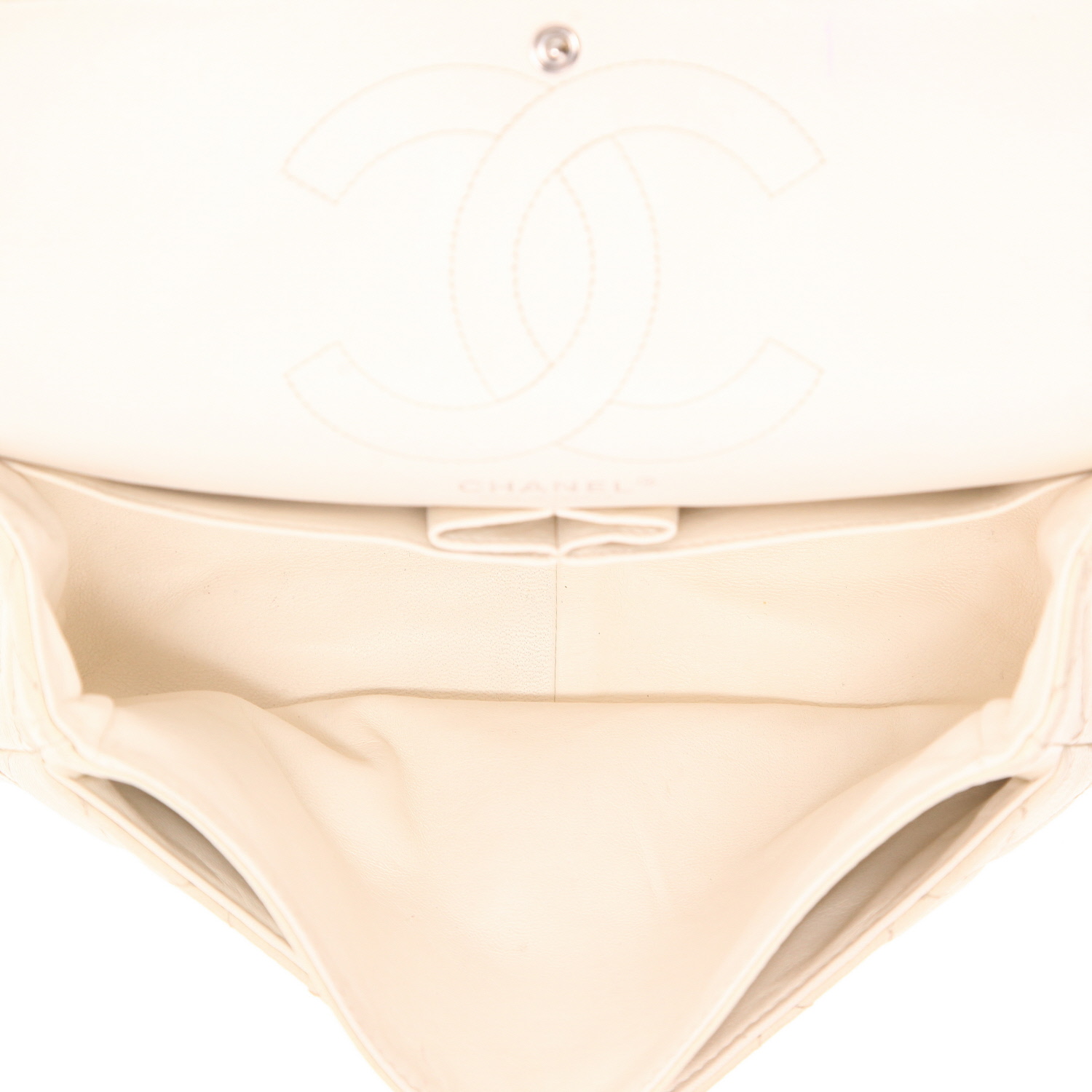 Bolso de mano Chanel 2.55 en cuero acolchado color crema - Detail D3