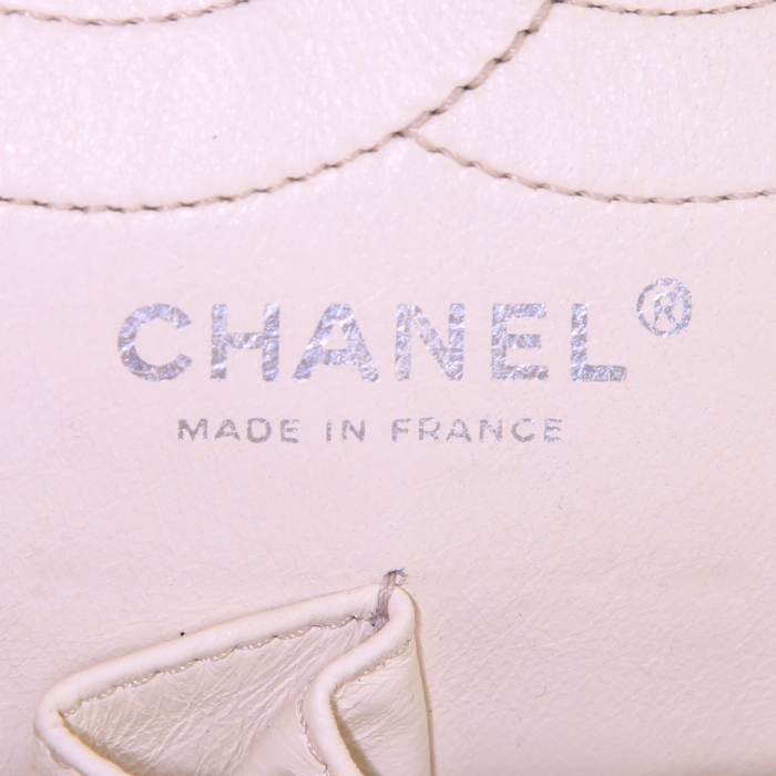 Bolso de mano Chanel 2.55 en cuero acolchado color crema - Detail D4