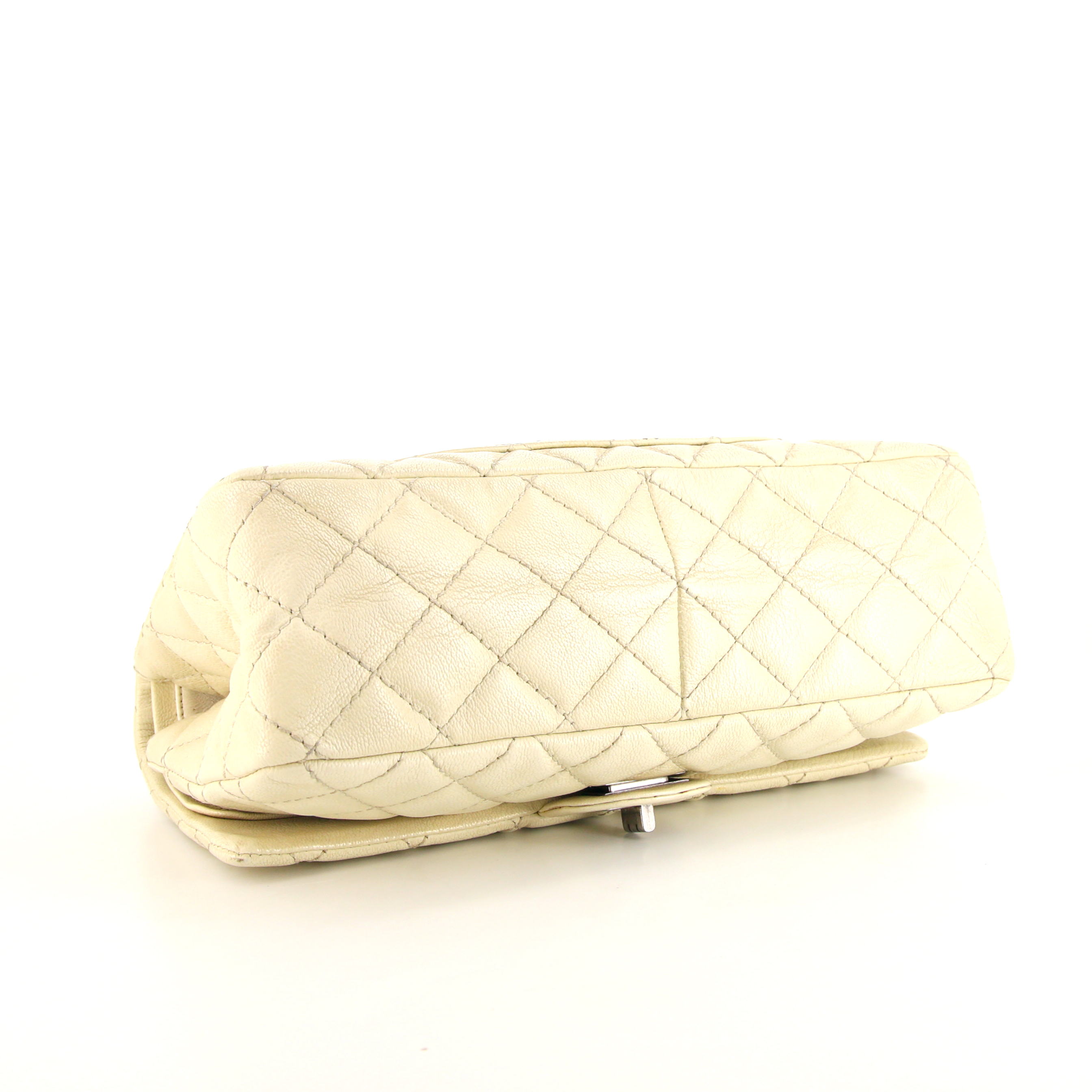 Bolso de mano Chanel 2.55 en cuero acolchado color crema - Detail D5