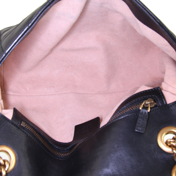 Bolso bandolera Gucci GG Marmont en cuero acolchado negro - Detail D3
