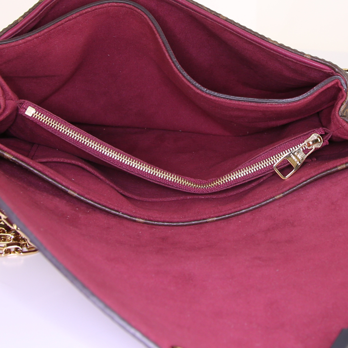 Sac bandoulière Louis Vuitton Pallas en toile monogram marron et cuir fuschia - Detail D3