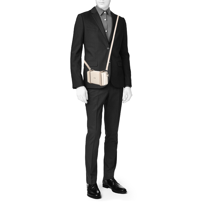 Sac bandoulière Dior 
Rimowa Pochette Personal en aluminium gris et cuir gris - Detail D1