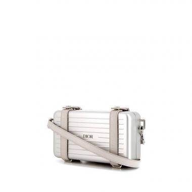 Borsa a tracolla Dior 
Rimowa Pochette Personal in alluminio undefined e pelle grigia