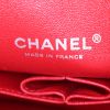 Sac à main Chanel Timeless Maxi Jumbo en cuir matelassé rouge - Detail D4 thumbnail