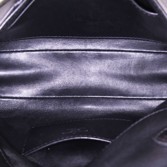 Louis Vuitton Go handbag in grey quilted leather - Detail D3