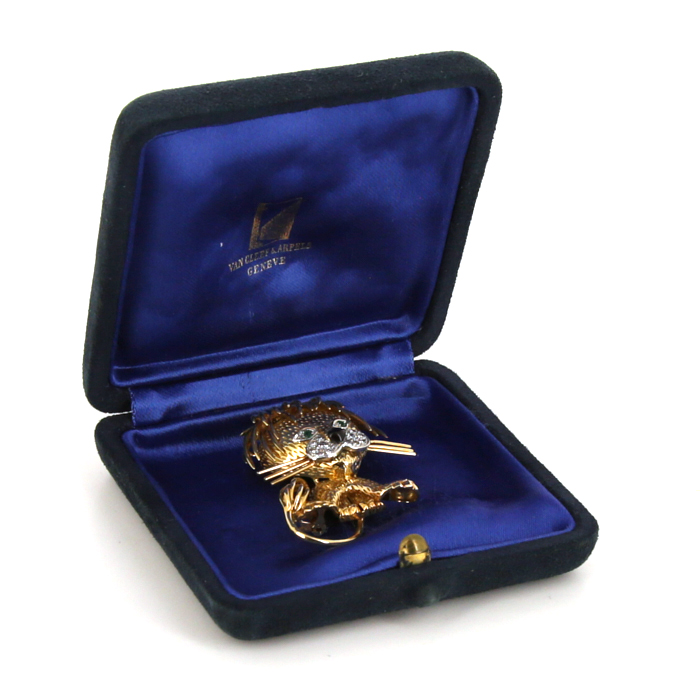 Broche-colgante época años 70 Van Cleef
Arpels Lion Ebouriffé en oro amarillo, platino y diamantes y en esmeralda - Detail D2