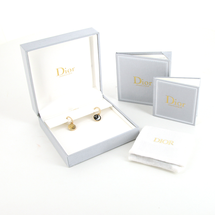 Paire de créoles réversible Dior Rose Céleste en or jaune,  nacre blanche et onyx - Detail D2