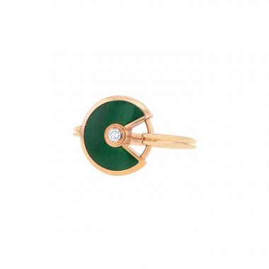 Anello Cartier Amulette modello piccolo in oro rosa,  malaquita e diamante