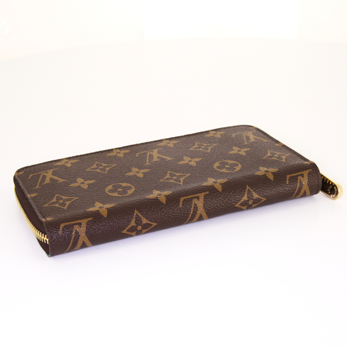 Louis Vuitton Zippy Edition Voyage wallet in brown monogram canvas - Detail D4