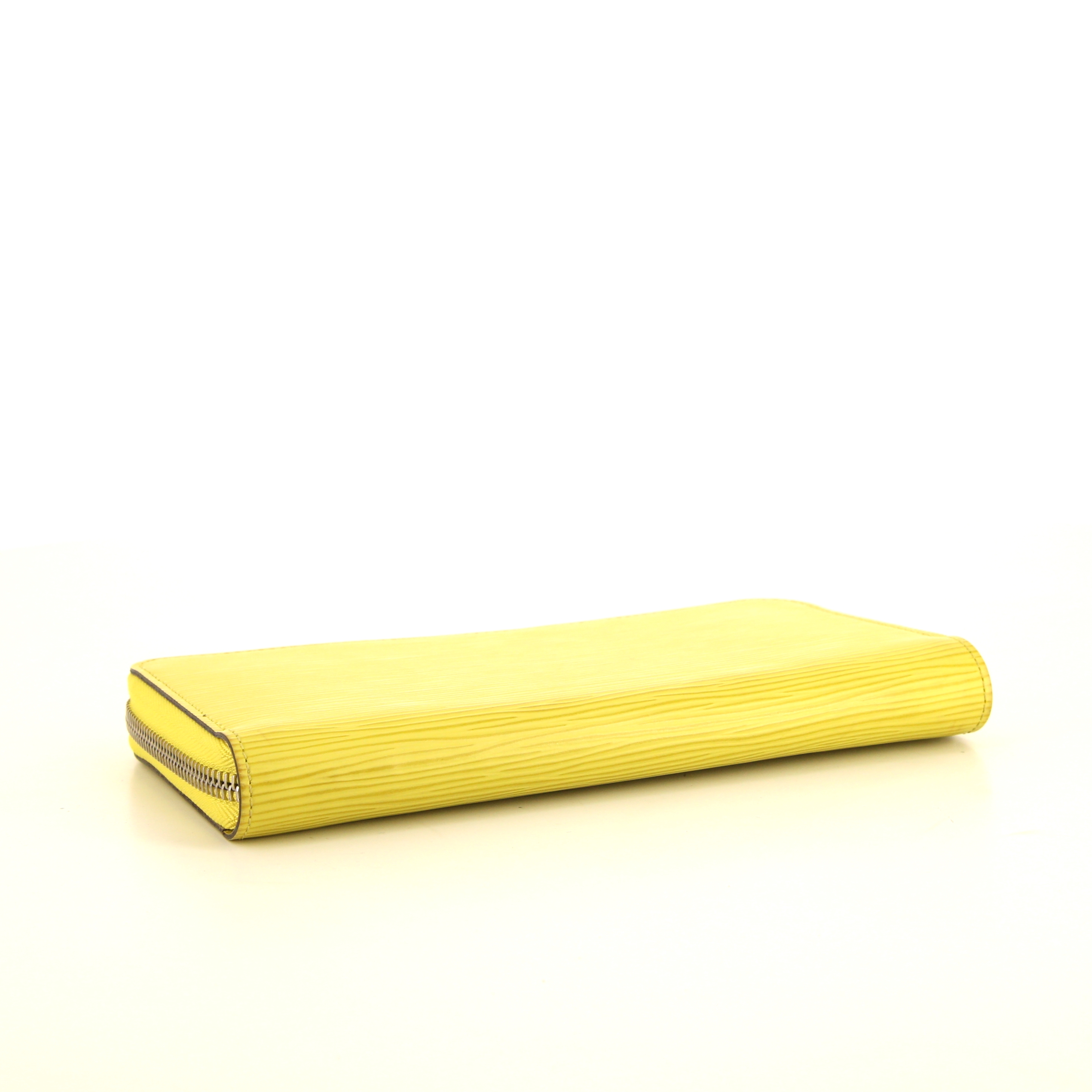 Portefeuille Louis Vuitton Zippy en cuir épi jaune - Detail D4